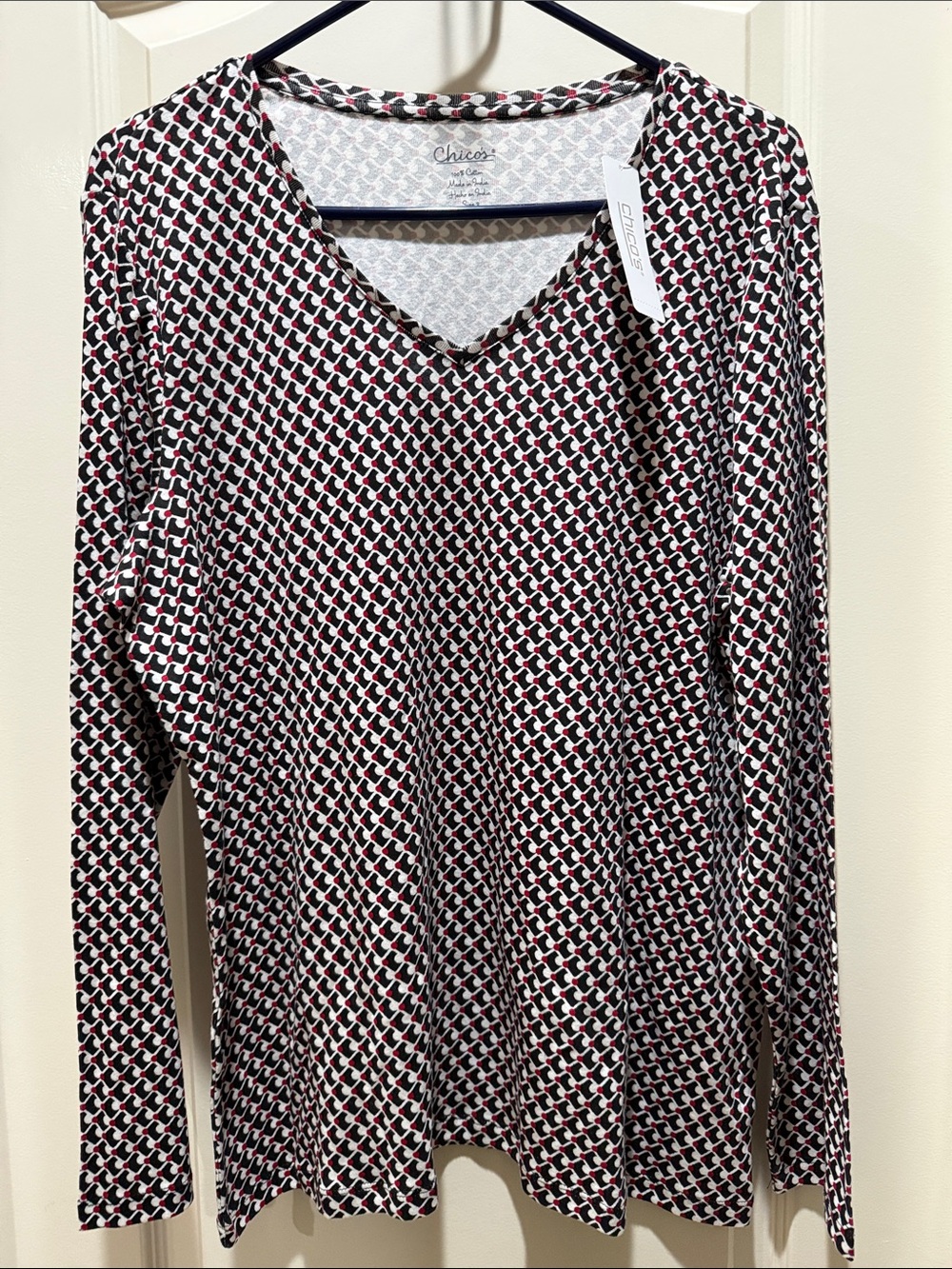 Chico's NWT Long Sleeve V-Neck Top in Black, White, Red Print Size 3,XL